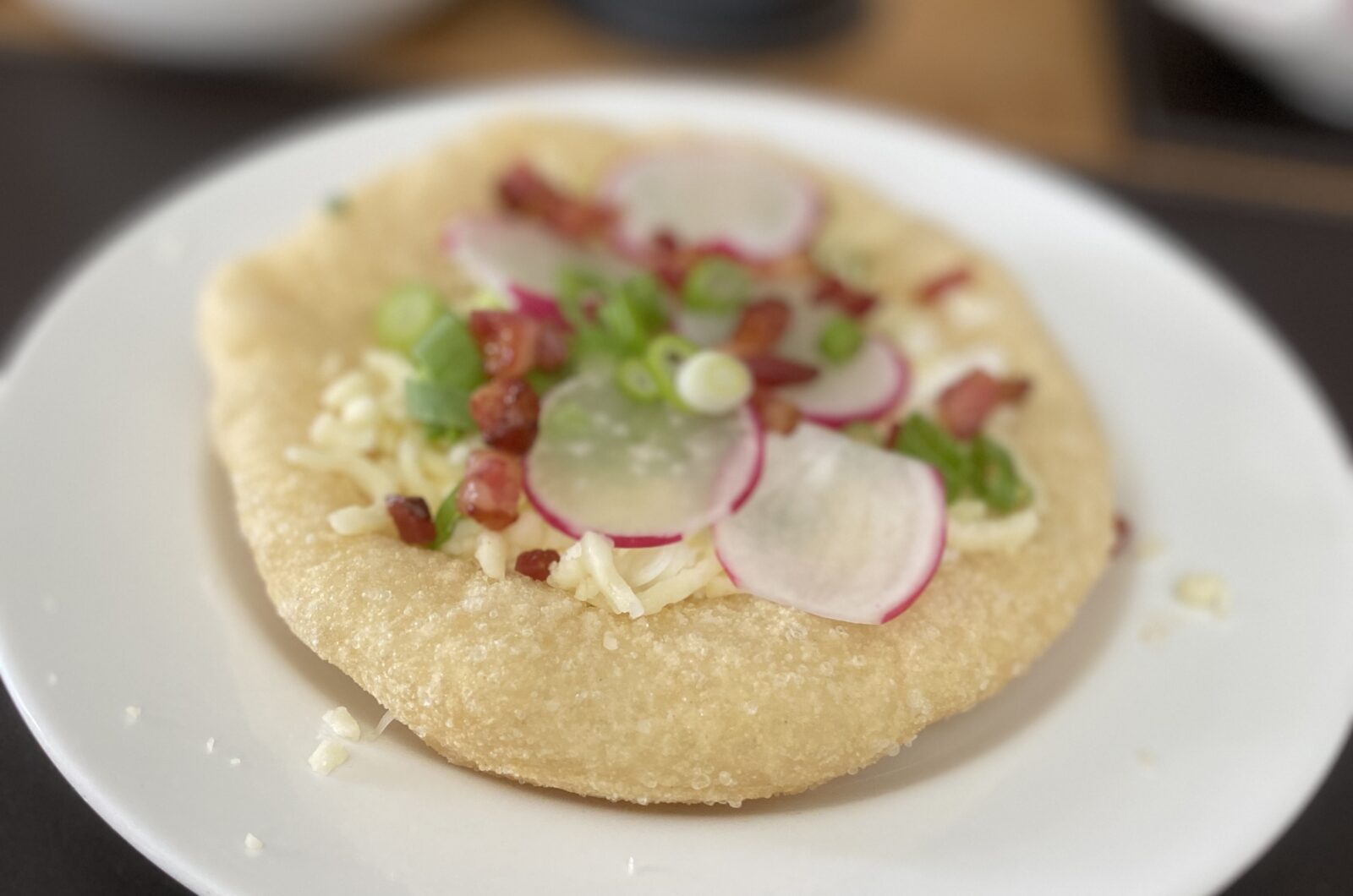 Ungarische Langos mit Knoblauchcreme