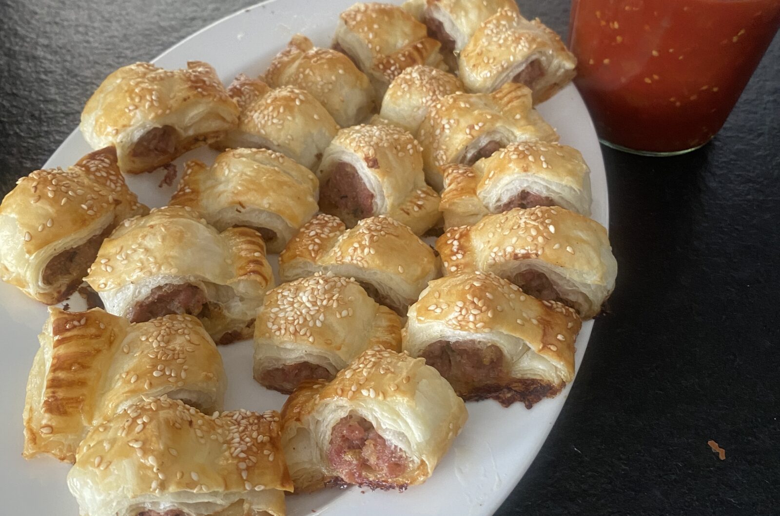 Sausage Rolls mit Tomaten Chutney